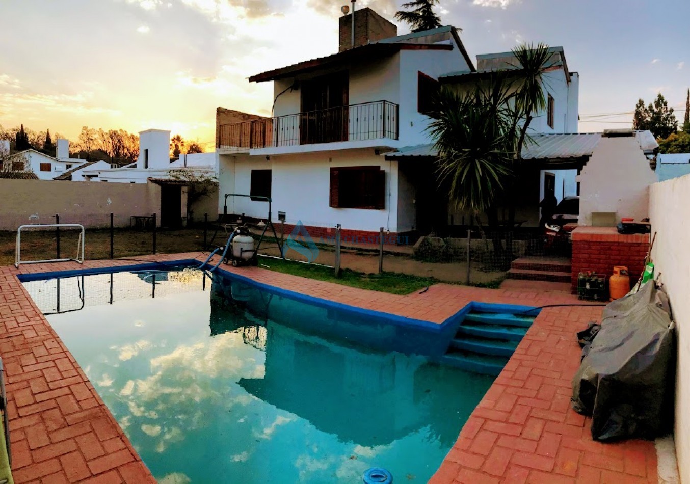 VENTA CASA ZONA VILLA WARCALDE 4 DORM CON PILETA